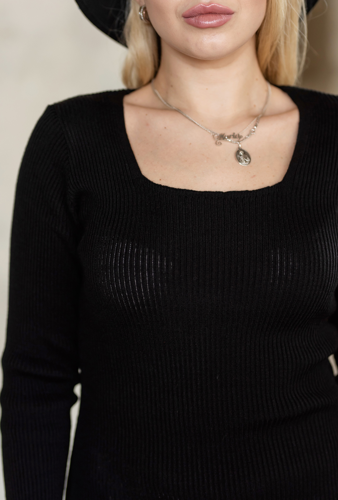 Черное платье с квадратным вырезом —  620092. Maritel. Изображенние 1