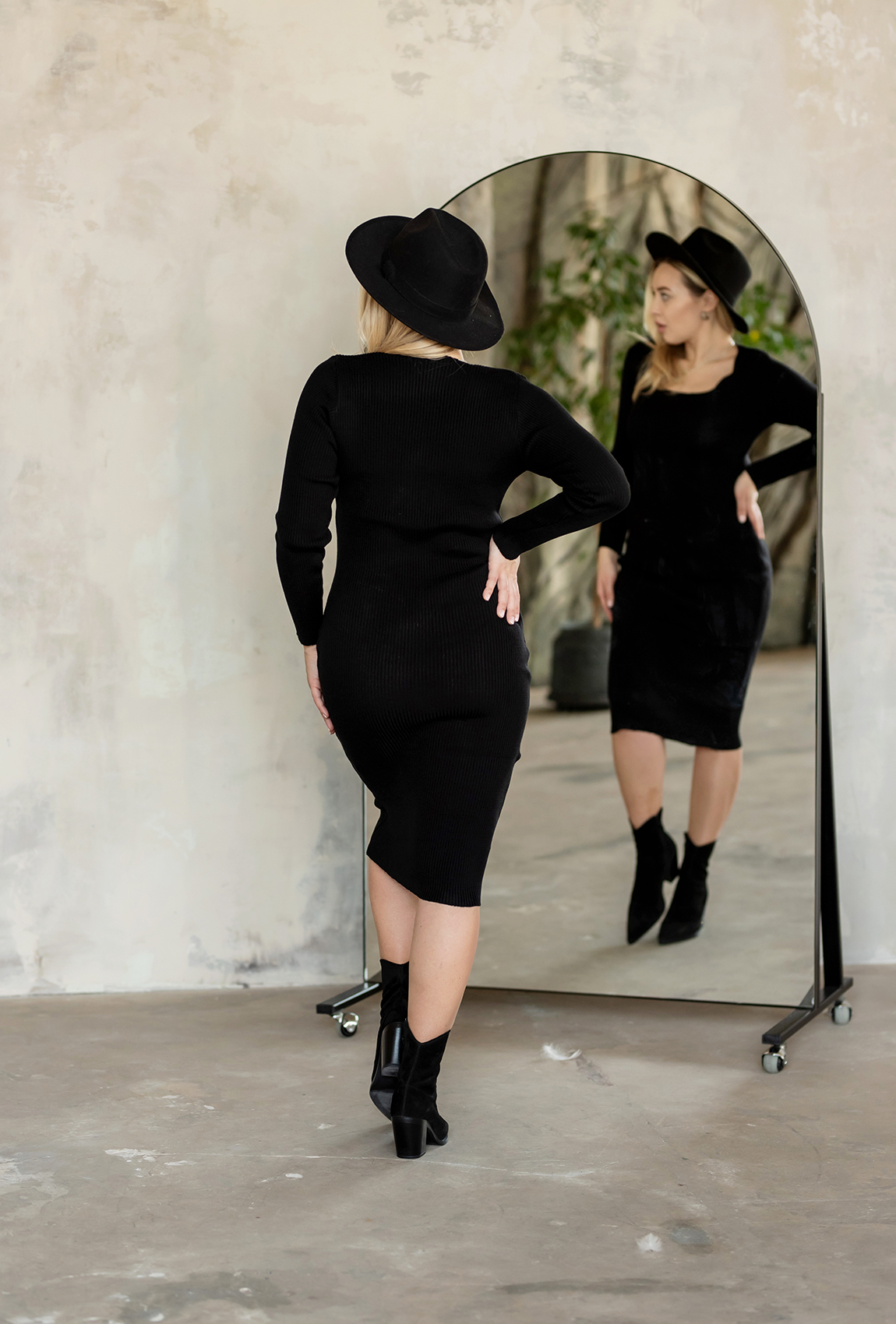 Черное платье с квадратным вырезом —  620092. Maritel. Изображенние 2