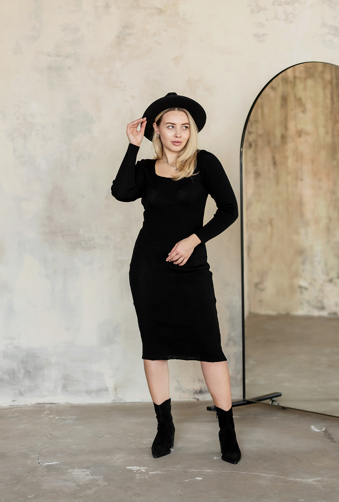 Черное платье с квадратным вырезом —  620092. Maritel