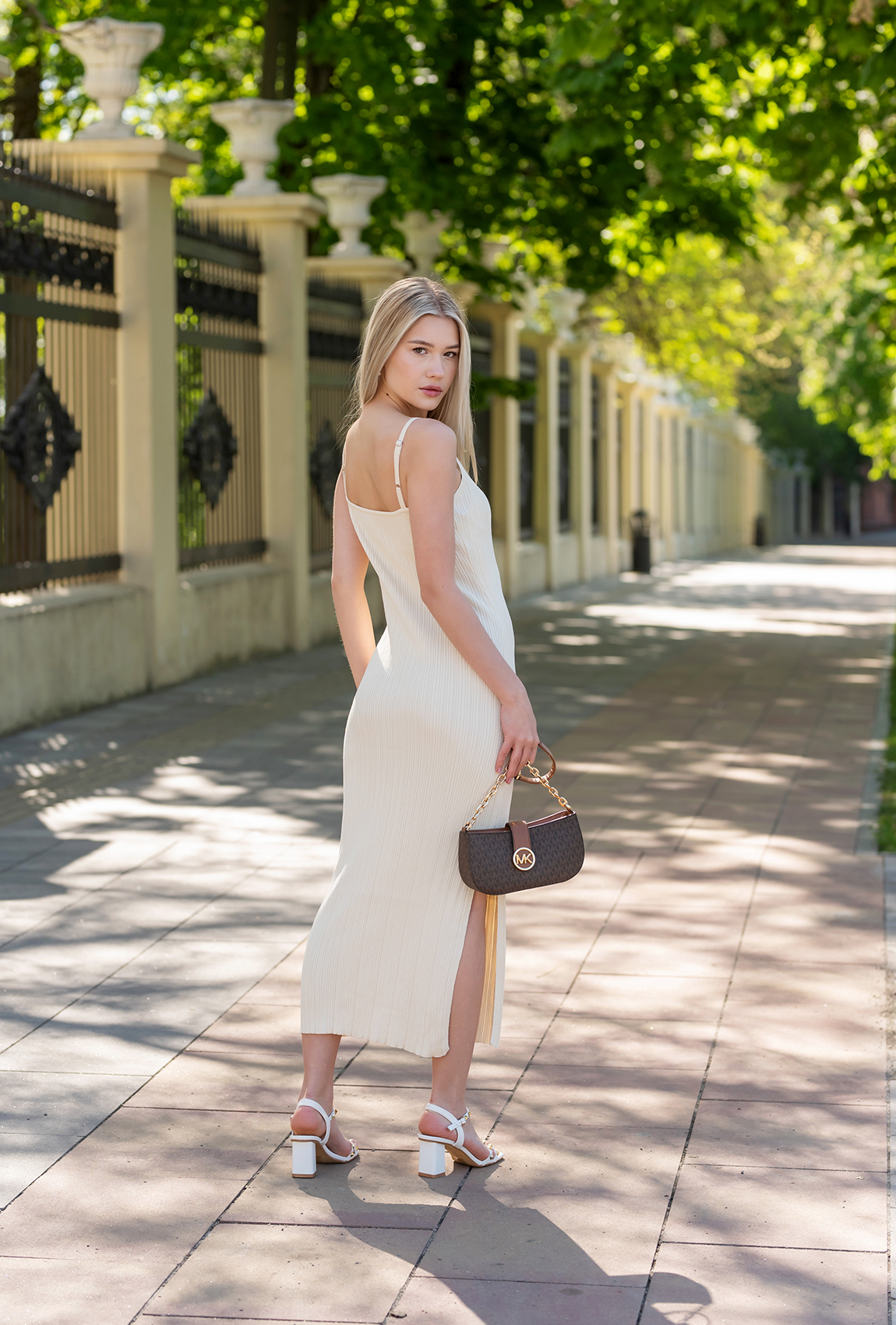 Белое платье на бретелях —  828168. Maritel. Изображенние 3 Белое платье на бретелях —  828168. Maritel. Изображенние 3