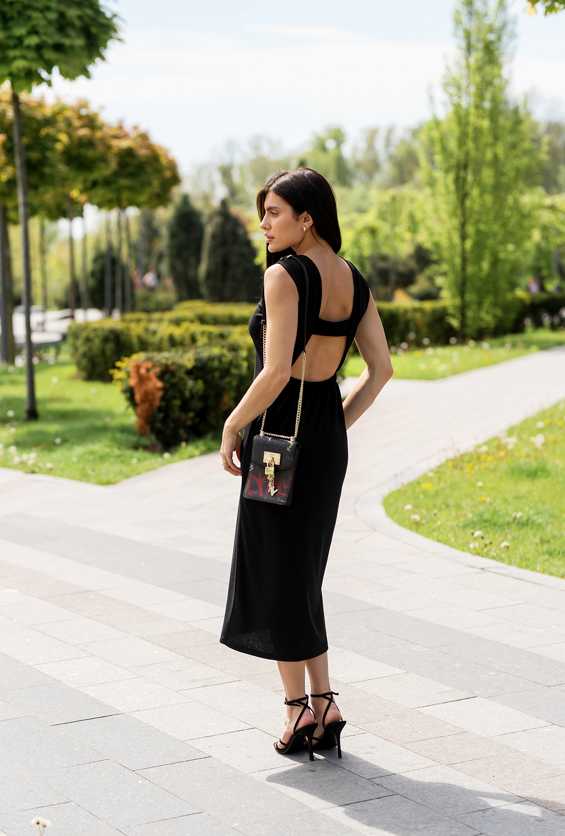 Черное платье рубчик с открытой спиной —  426877. Maritel. Изображенние 2 Черное платье рубчик с открытой спиной —  426877. Maritel. Изображенние 2