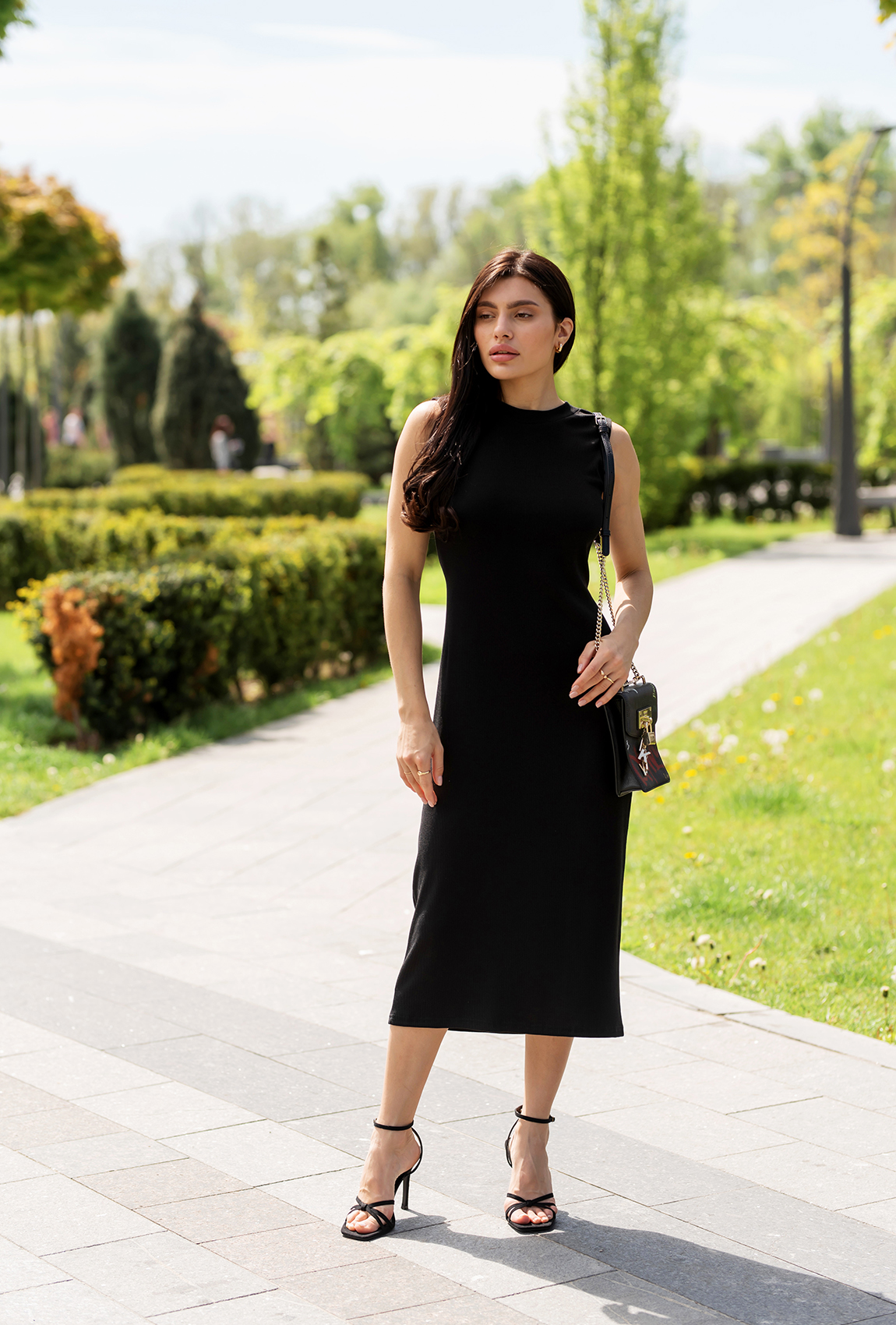 Черное платье рубчик с открытой спиной —  426877. Maritel Черное платье рубчик с открытой спиной —  426877. Maritel