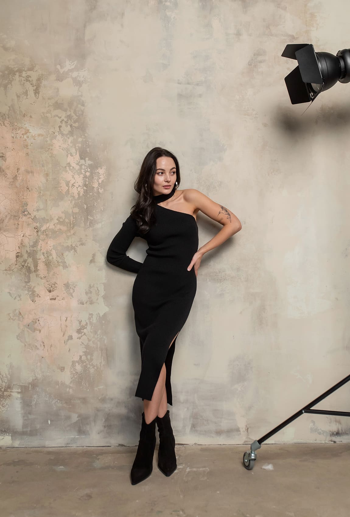 Черное платье с открытым плечом — 414315. Maritel Черное платье с открытым плечом — 414315. Maritel