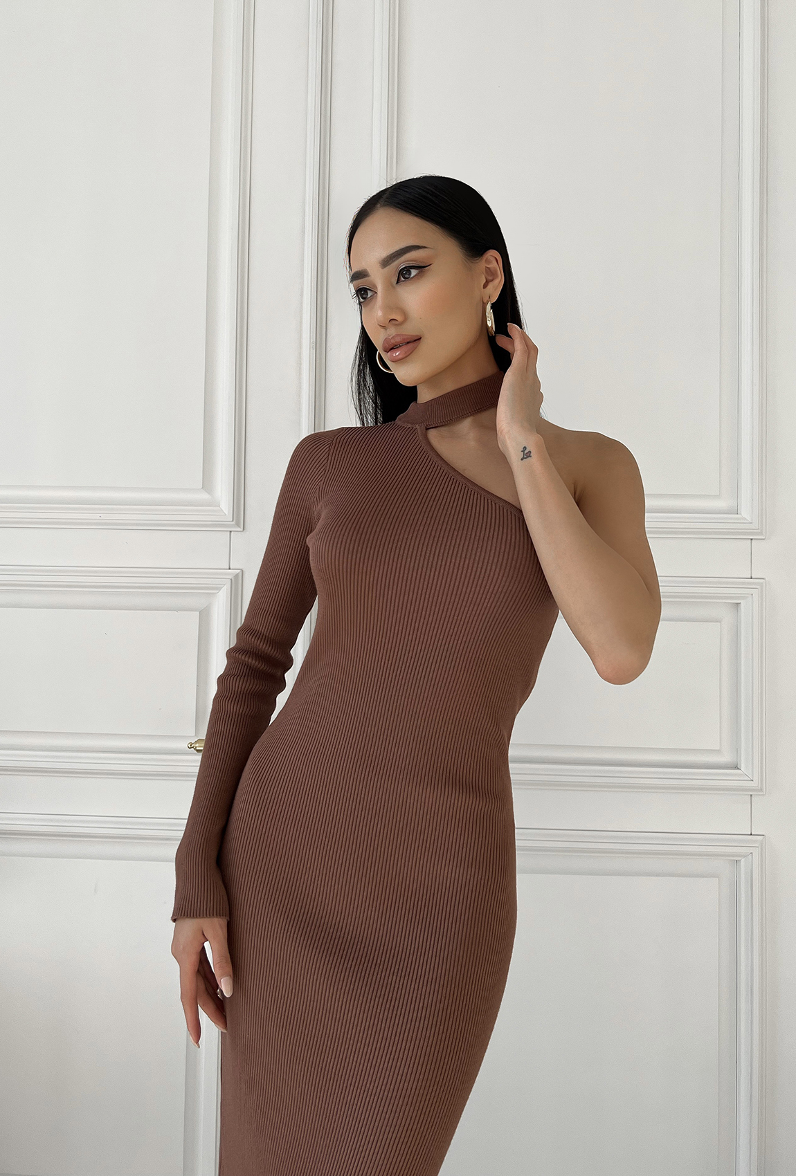 Коричневое платье с открытым плечом — 555986. Maritel. Изображенние 1 Коричневое платье с открытым плечом — 555986. Maritel. Изображенние 1