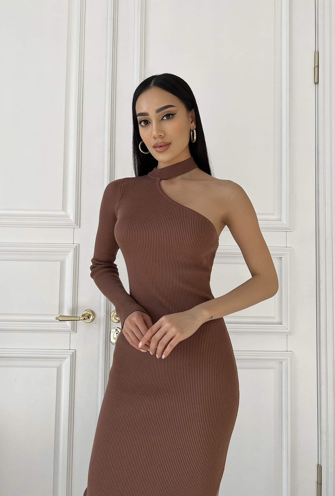 Коричневое платье с открытым плечом — 555986. Maritel Коричневое платье с открытым плечом — 555986. Maritel