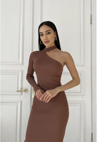 Коричнева сукня з відкритим плечем. Maritel. Зображення 1