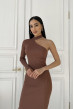 Коричневое платье с открытым плечом — 555986. Maritel Коричневое платье с открытым плечом — 555986. Maritel