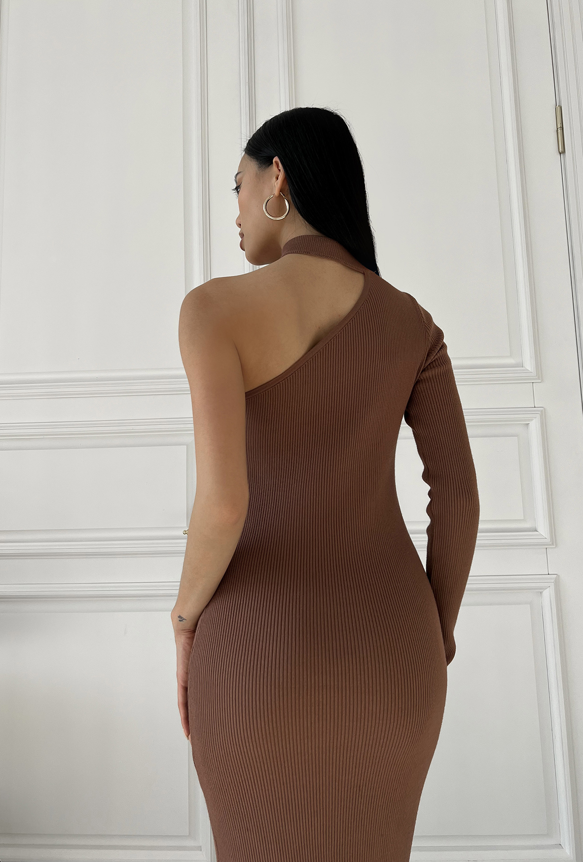 Коричневое платье с открытым плечом — 555986. Maritel. Изображенние 3 Коричневое платье с открытым плечом — 555986. Maritel. Изображенние 3