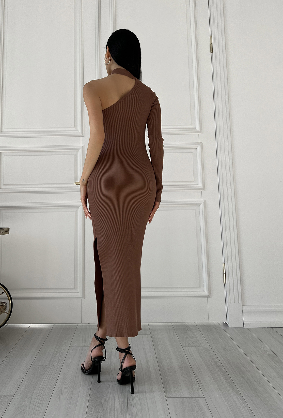 Коричневое платье с открытым плечом — 555986. Maritel. Изображенние 4 Коричневое платье с открытым плечом — 555986. Maritel. Изображенние 4