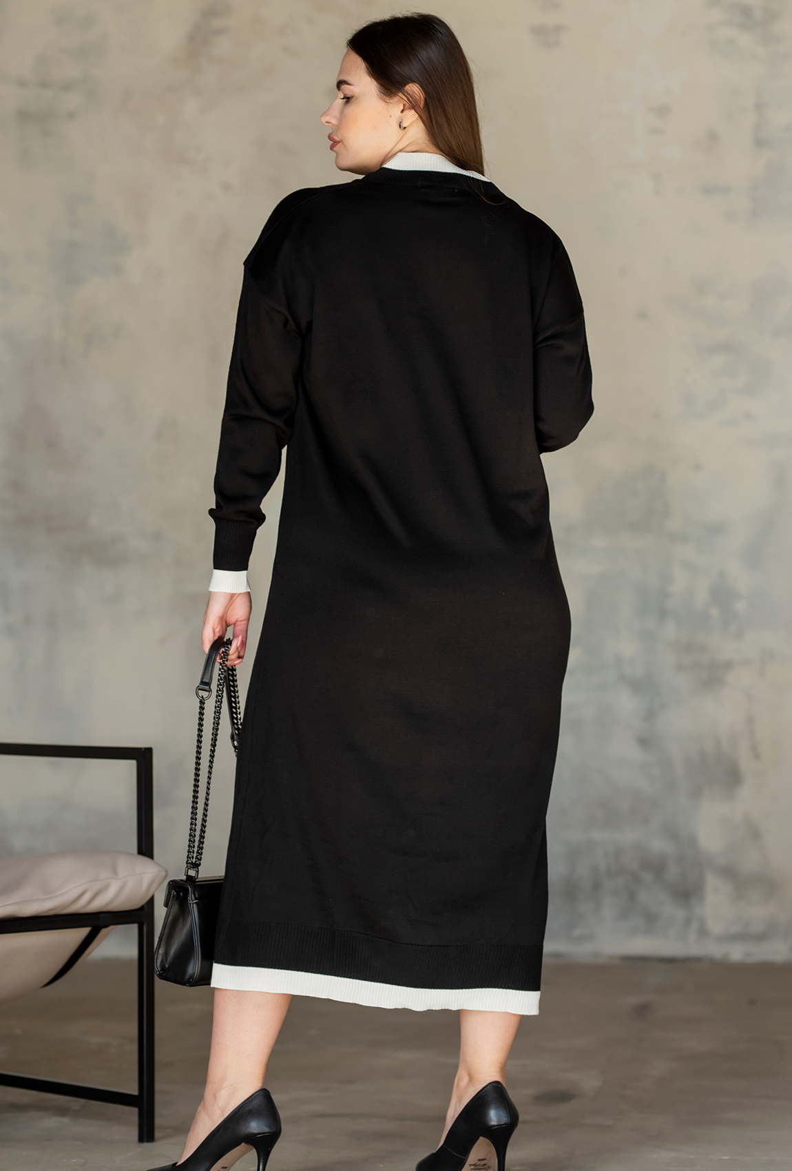 Чорна сукня з V вирізом широка  —  914300. Maritel. Зображення 2 Чорна сукня з V вирізом широка  —  914300. Maritel. Зображення 2