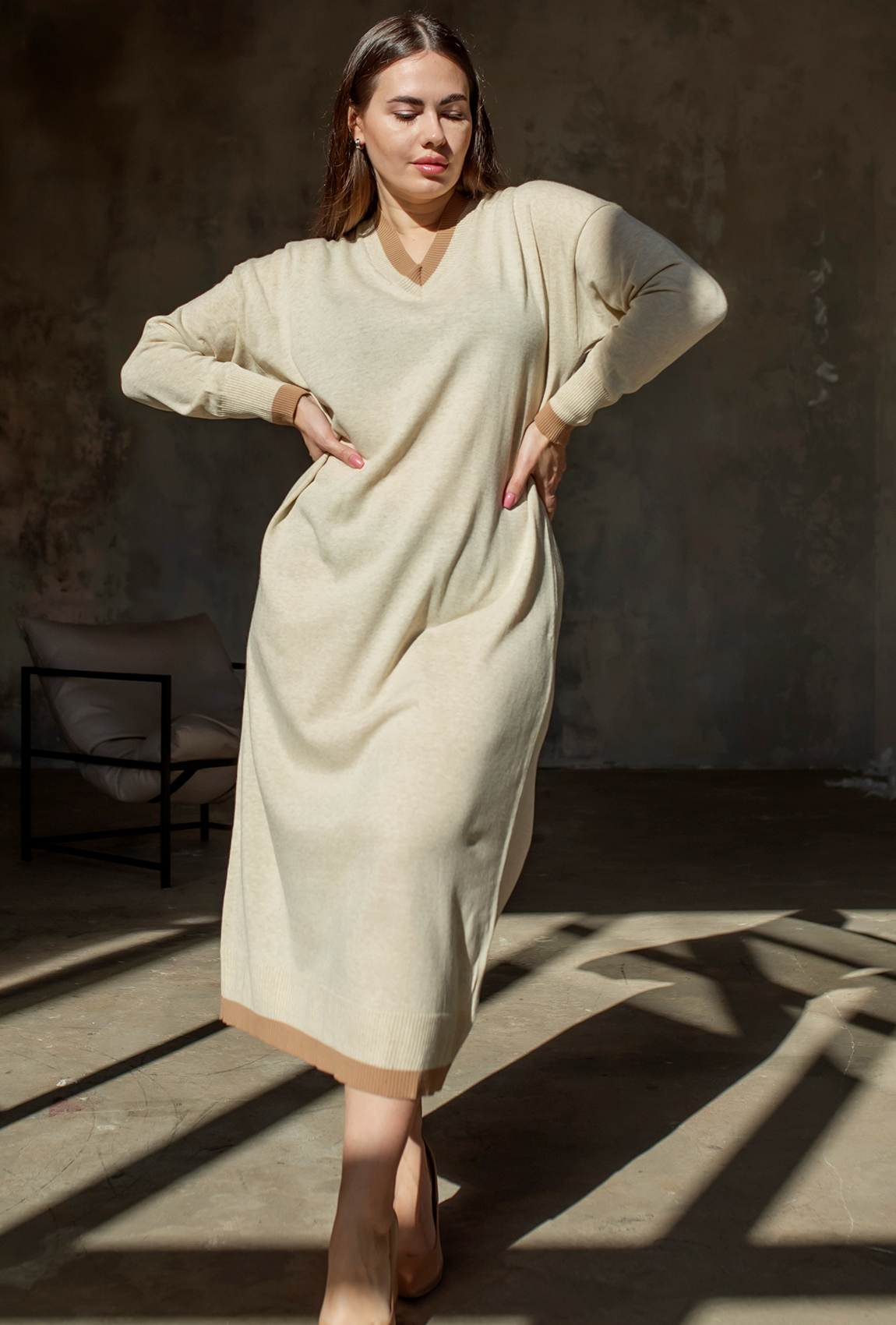 Бежевое платье с V вырезом широкое — 436953. Maritel Бежевое платье с V вырезом широкое — 436953. Maritel