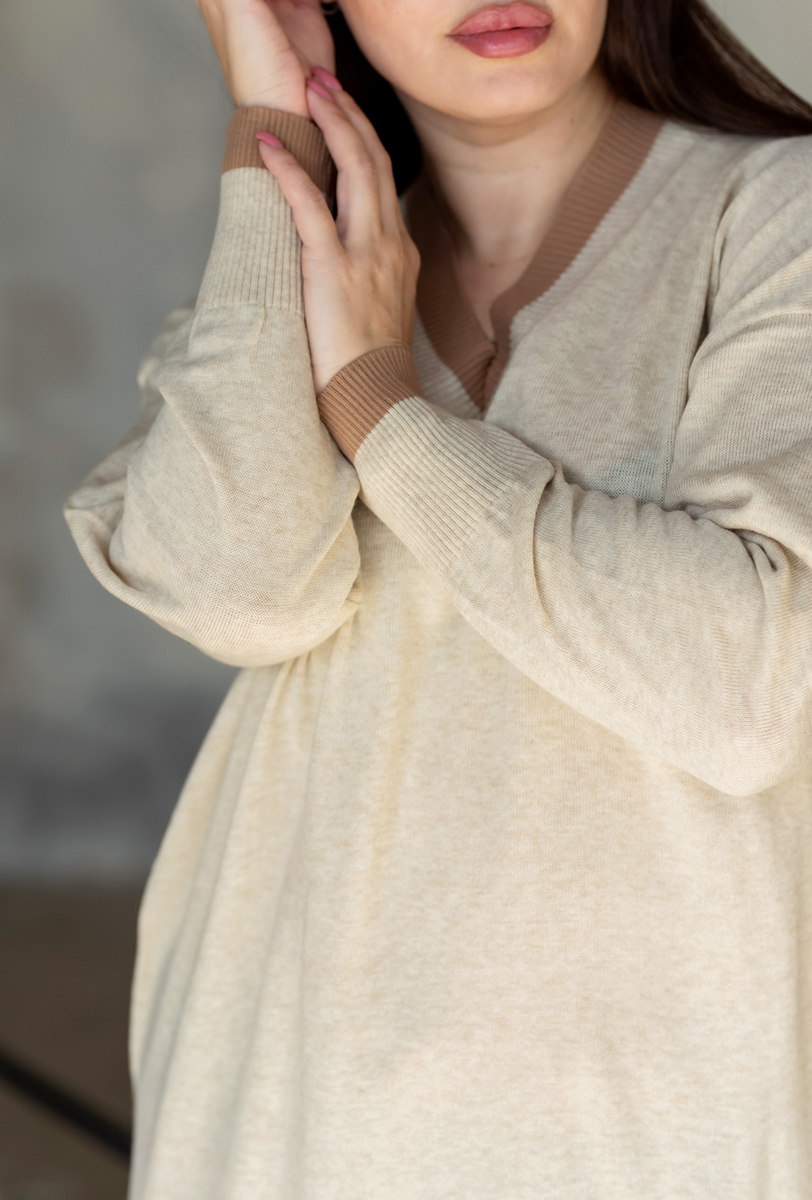 Бежевое платье с V вырезом широкое — 436953. Maritel. Изображенние 1 Бежевое платье с V вырезом широкое — 436953. Maritel. Изображенние 1