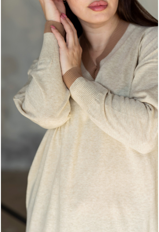 Бежевое платье с V вырезом широкое — 436953. Maritel. Изображенние 1 Бежевое платье с V вырезом широкое — 436953. Maritel. Изображенние 1