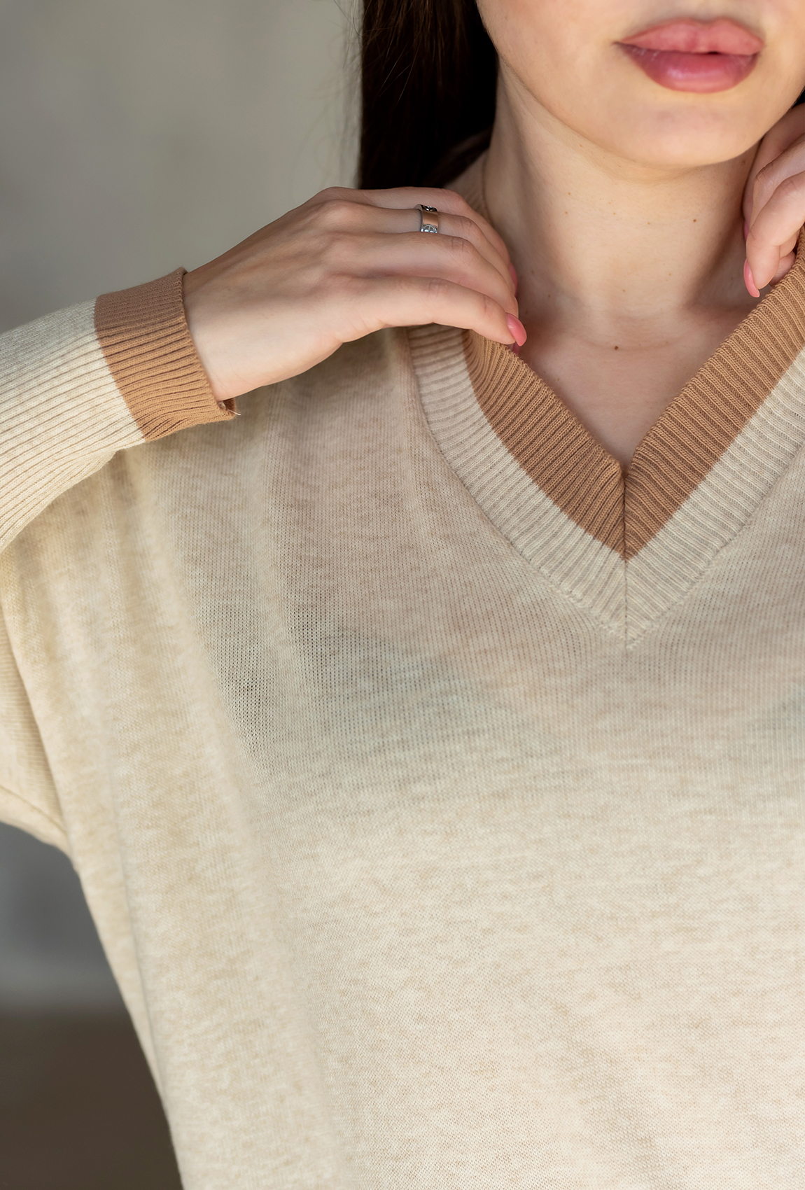 Бежевое платье с V вырезом широкое — 436953. Maritel. Изображенние 3 Бежевое платье с V вырезом широкое — 436953. Maritel. Изображенние 3