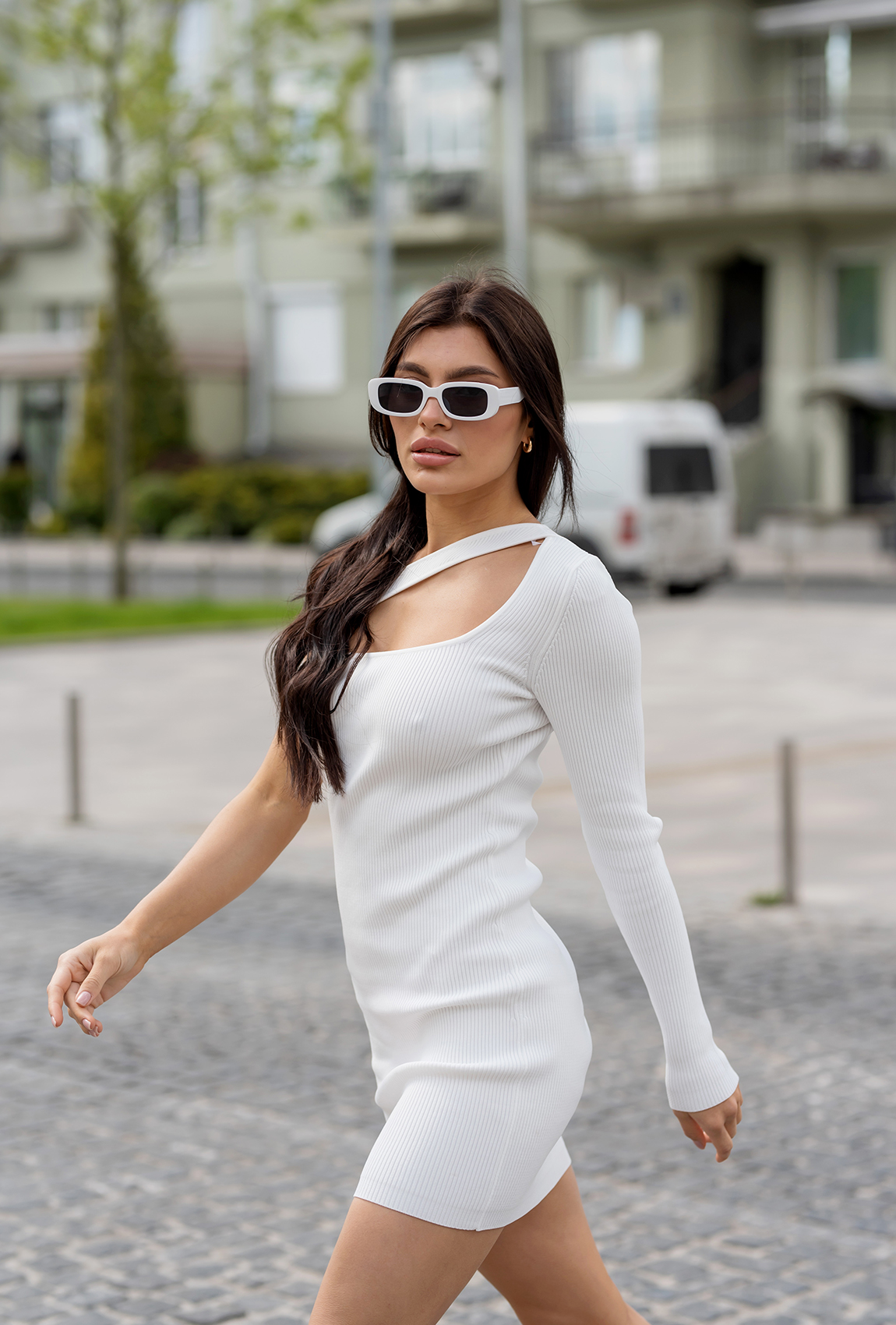 Біла сукня з одним рукавом —  661197. Maritel. Зображення 1