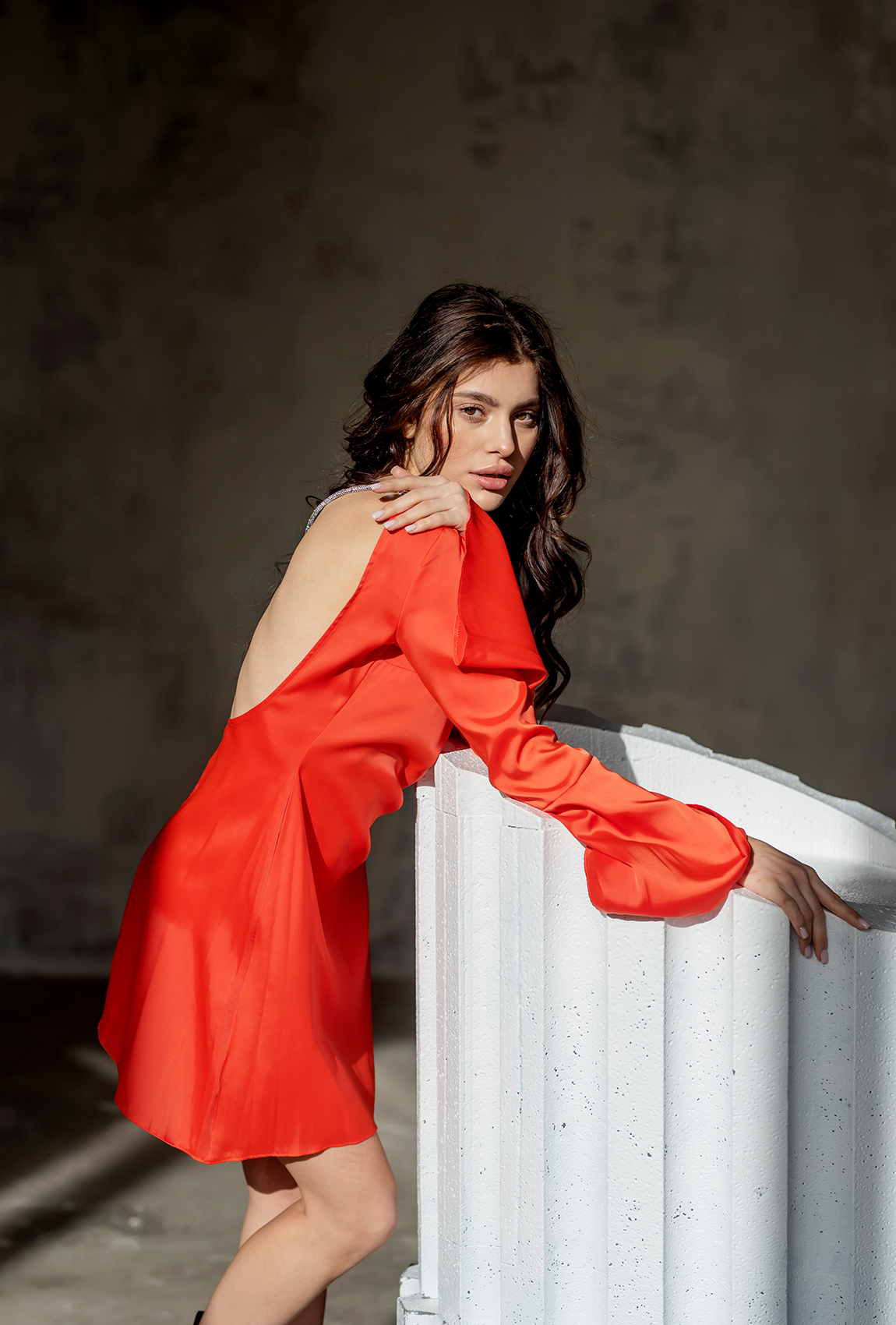 Терракотовое шелковое платье с открытой спиной —  717031. Maritel. Изображенние 1