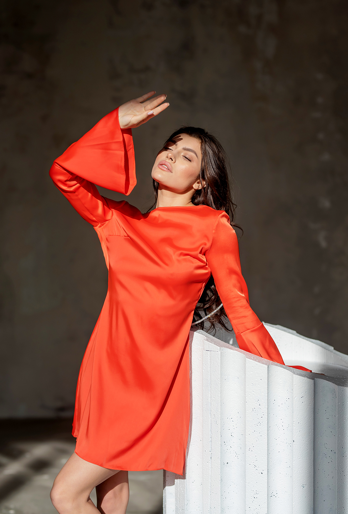 Терракотовое шелковое платье с открытой спиной —  717031. Maritel. Изображенние 2