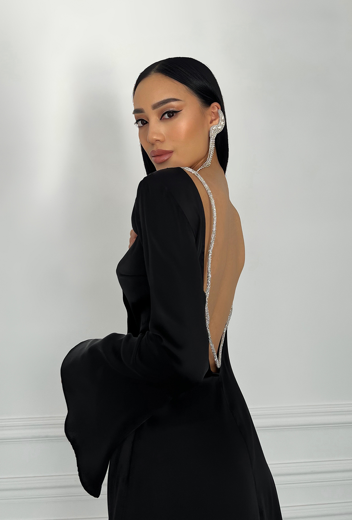 Чорна шовкова сукня з відкритою спиною — 877180. Maritel. Зображення 2 Чорна шовкова сукня з відкритою спиною — 877180. Maritel. Зображення 2