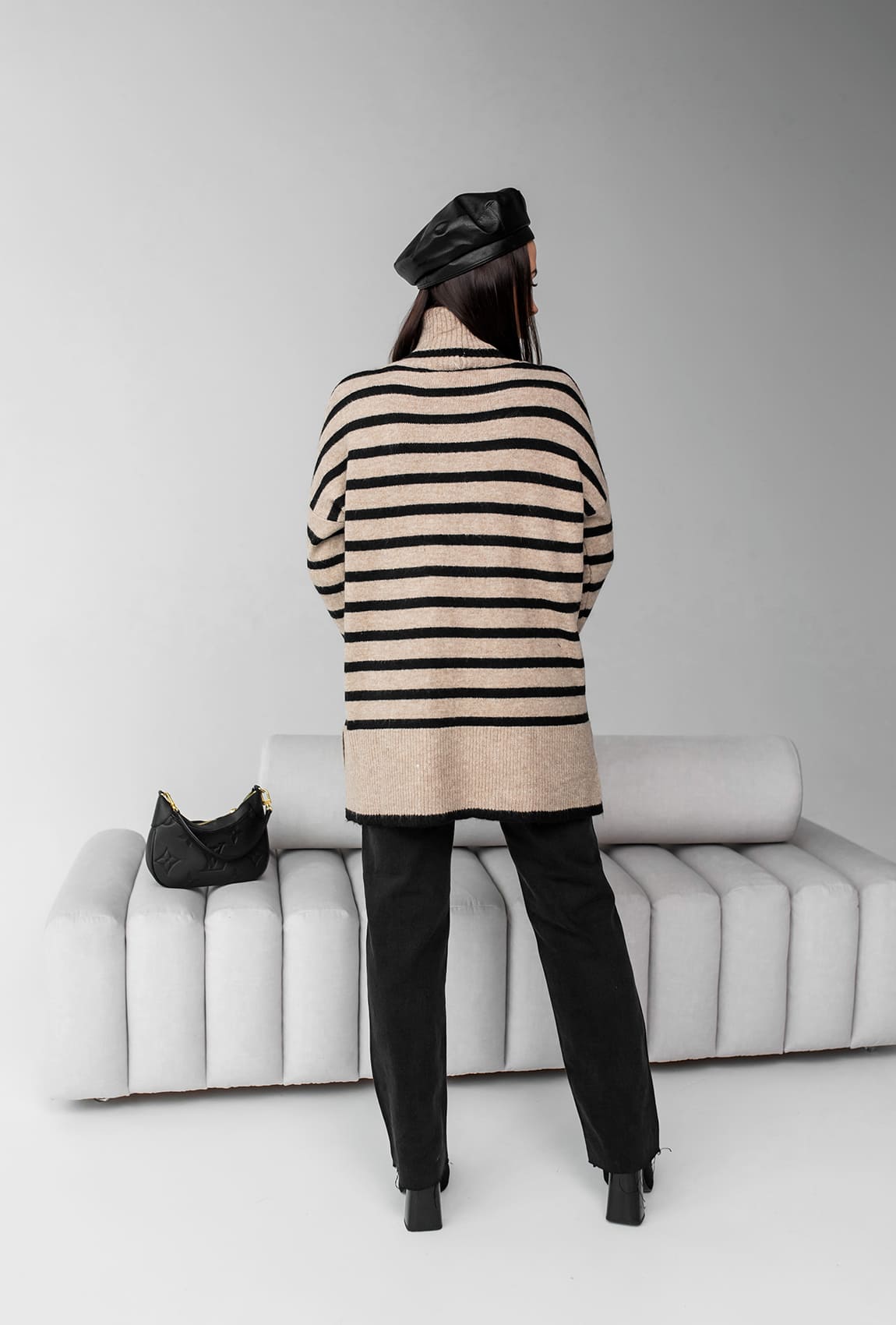 Подовжений светр під горло кольору мокко в чору смужку — 457720. Maritel. Зображення 2 Подовжений светр під горло кольору мокко в чору смужку — 457720. Maritel. Зображення 2