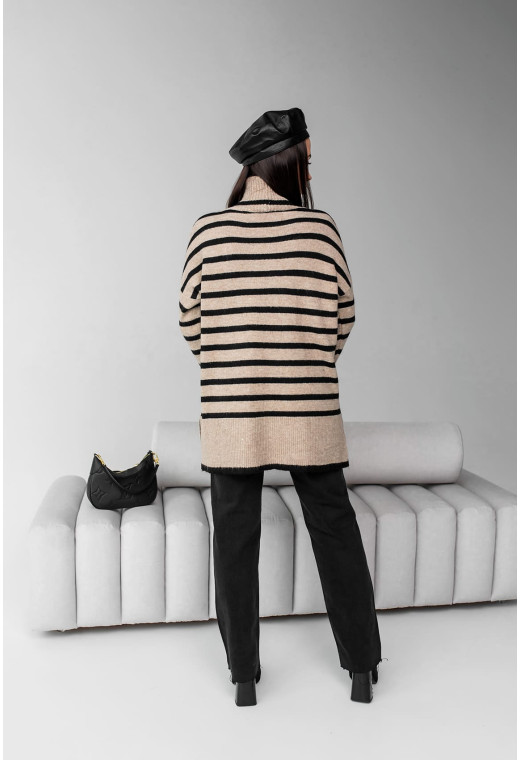 Подовжений светр під горло кольору мокко в чору смужку — 457720. Maritel. Зображення 2 Подовжений светр під горло кольору мокко в чору смужку — 457720. Maritel. Зображення 2