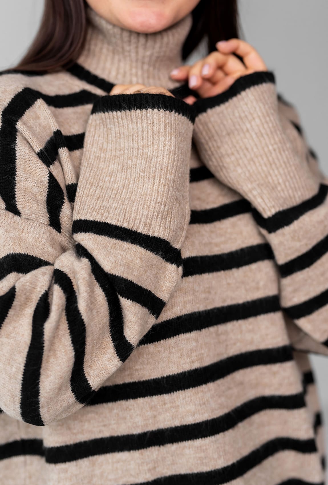 Подовжений светр під горло кольору мокко в чору смужку — 457720. Maritel. Зображення 1 Подовжений светр під горло кольору мокко в чору смужку — 457720. Maritel. Зображення 1