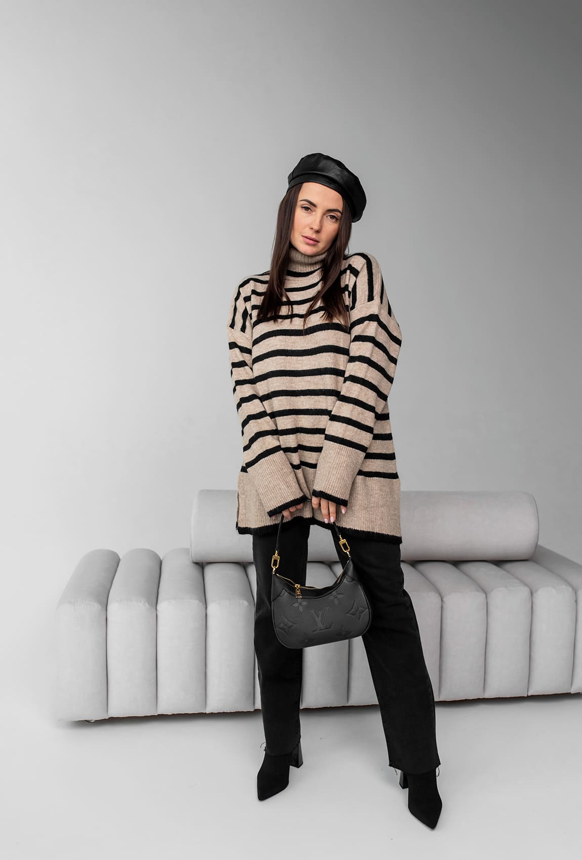 Подовжений светр під горло кольору мокко в чору смужку — 457720. Maritel Подовжений светр під горло кольору мокко в чору смужку — 457720. Maritel