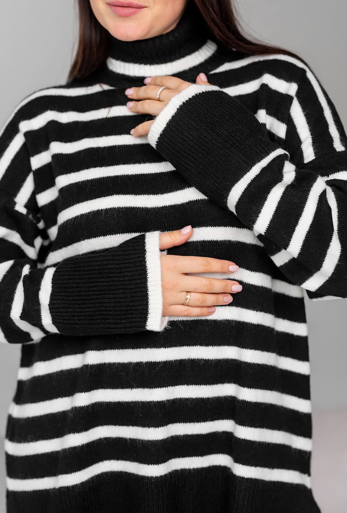 Подовжений чорний светр в білу смужку під горло — 777921. Maritel. Зображення 2 Подовжений чорний светр в білу смужку під горло — 777921. Maritel. Зображення 2