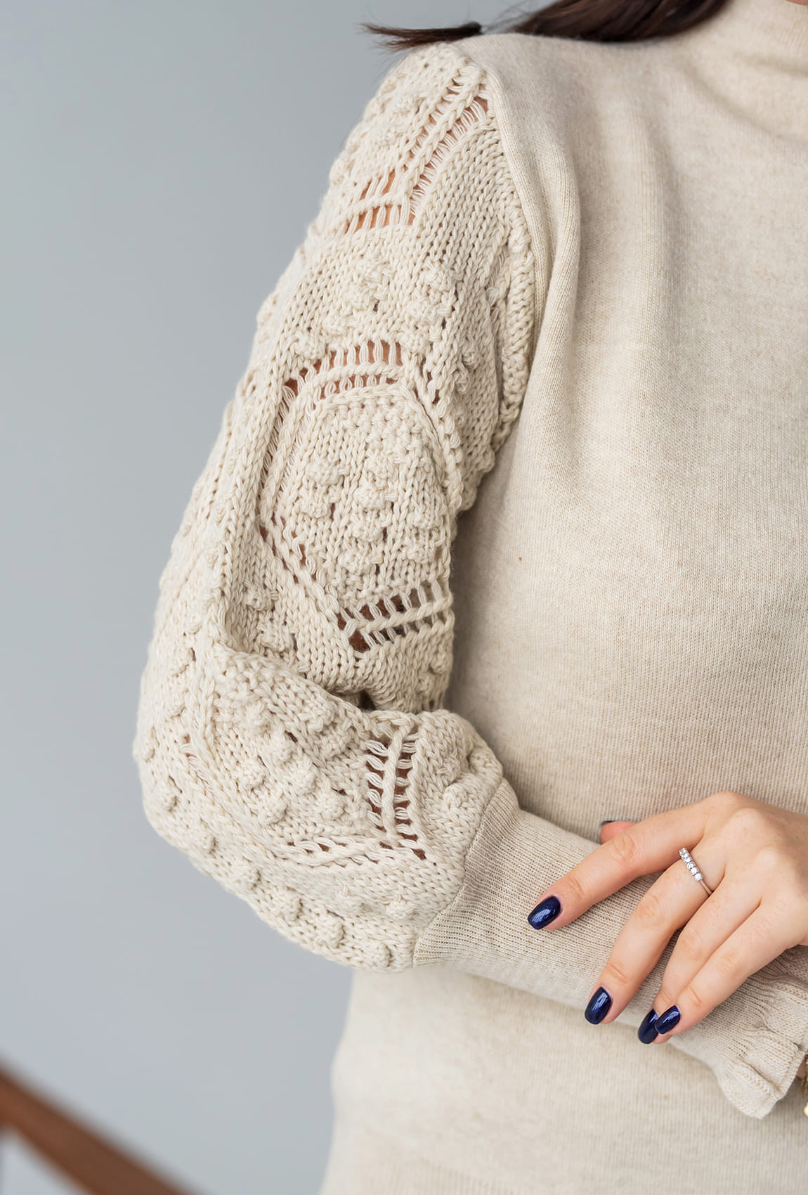 Бежевий светр з ажурним рукавом — 204239. Maritel. Зображення 2 Бежевий светр з ажурним рукавом — 204239. Maritel. Зображення 2