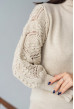Бежевий светр з ажурним рукавом — 204239. Maritel. Зображення 2 Бежевий светр з ажурним рукавом — 204239. Maritel. Зображення 2