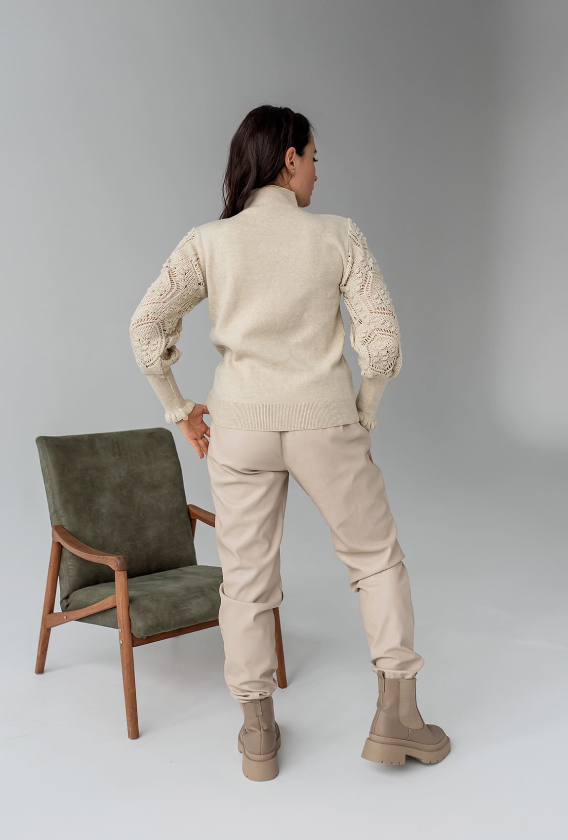 Бежевий светр з ажурним рукавом — 204239. Maritel. Зображення 1 Бежевий светр з ажурним рукавом — 204239. Maritel. Зображення 1