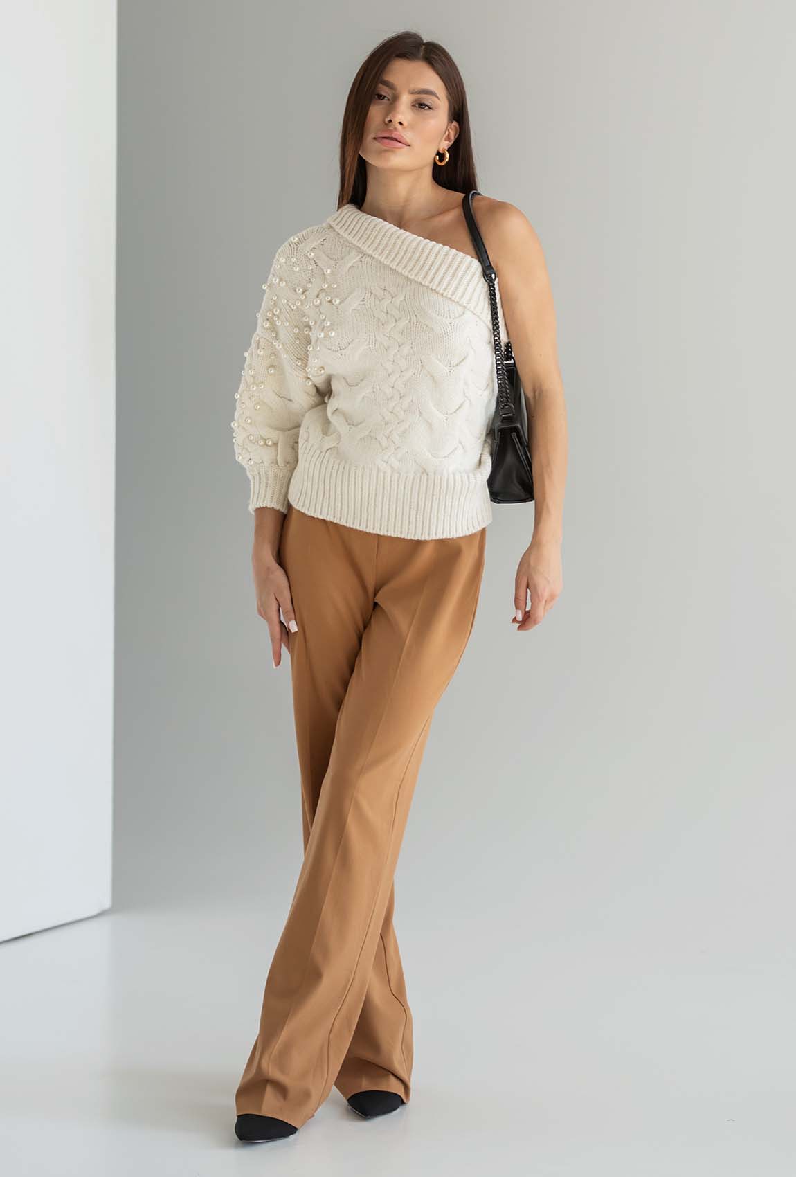 Молочный свитер на одно плечо с жемчугом —  359653. Maritel