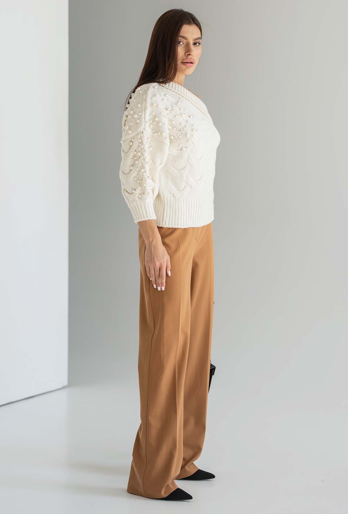 Молочный свитер на одно плечо с жемчугом —  359653. Maritel. Изображенние 1