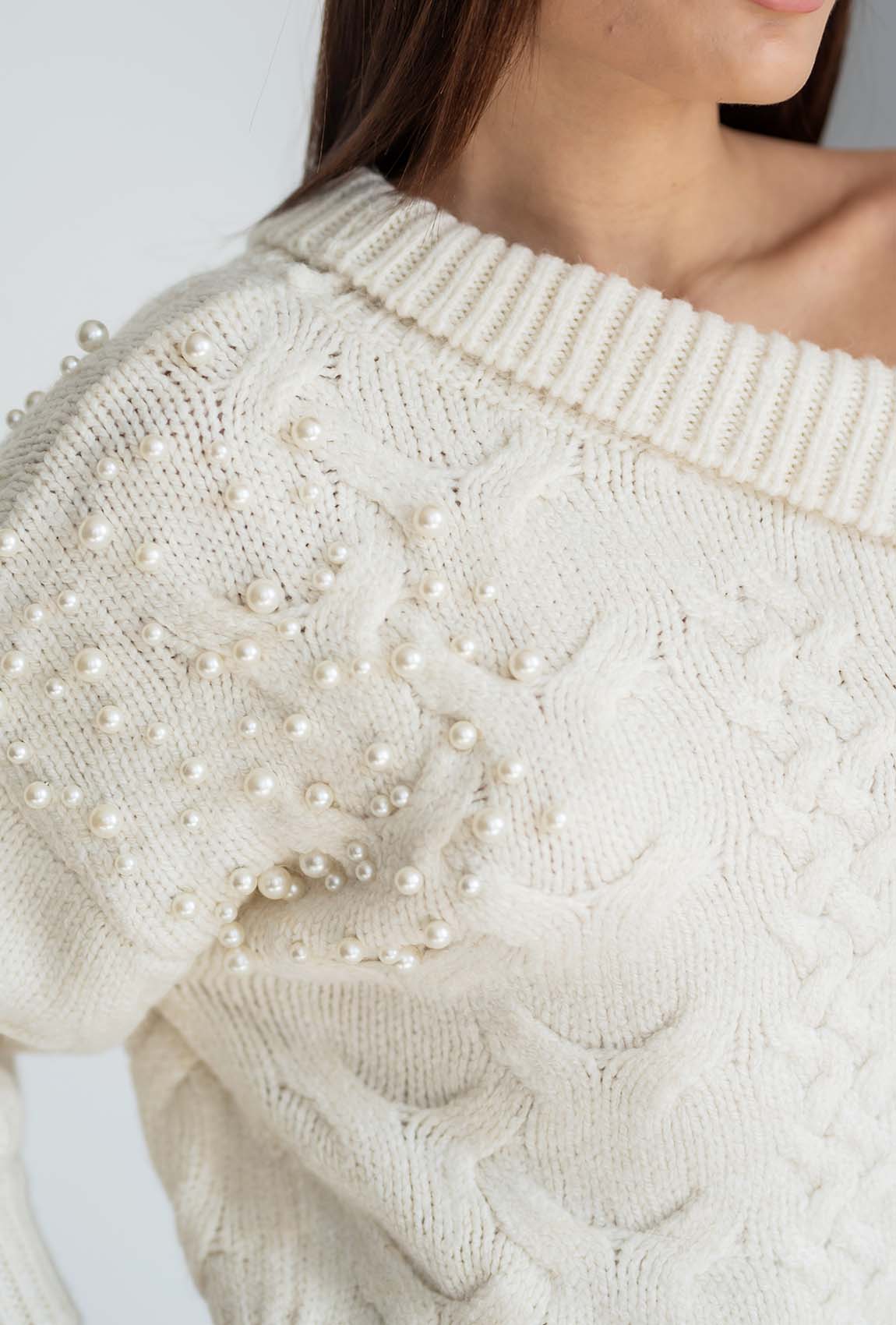 Молочный свитер на одно плечо с жемчугом —  359653. Maritel. Изображенние 3