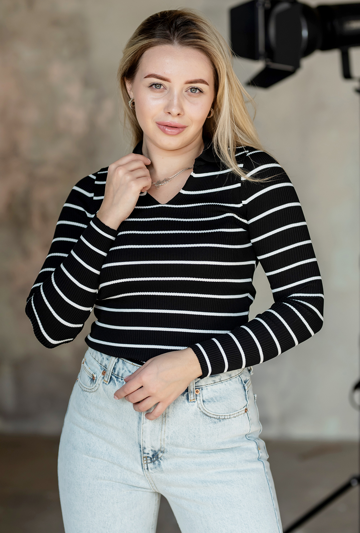 Чорний светр поло на резинці в білу смужку —  528871. Maritel