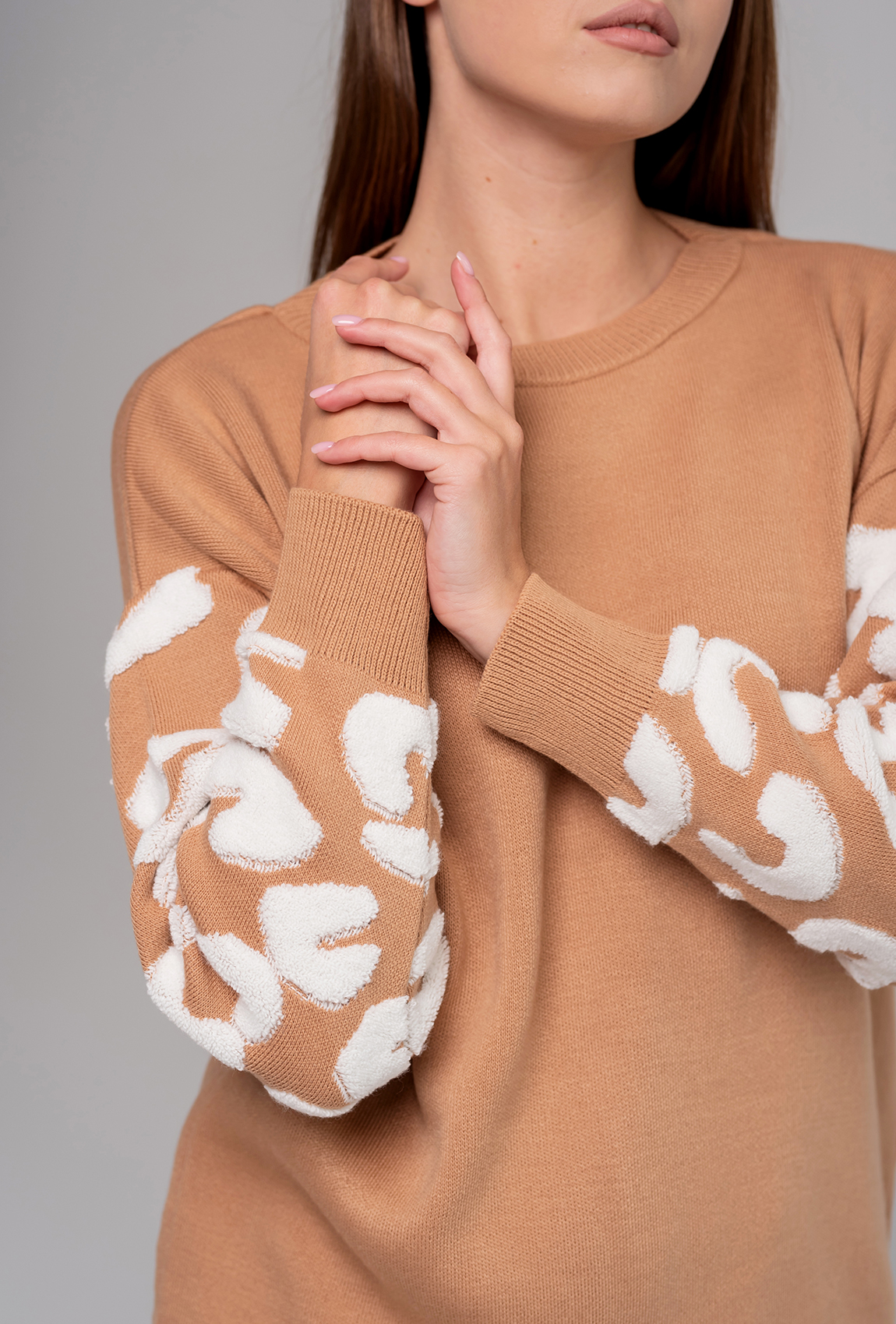 Бежевий светр рукав з декором — 661306. Maritel. Зображення 1 Бежевий светр рукав з декором — 661306. Maritel. Зображення 1