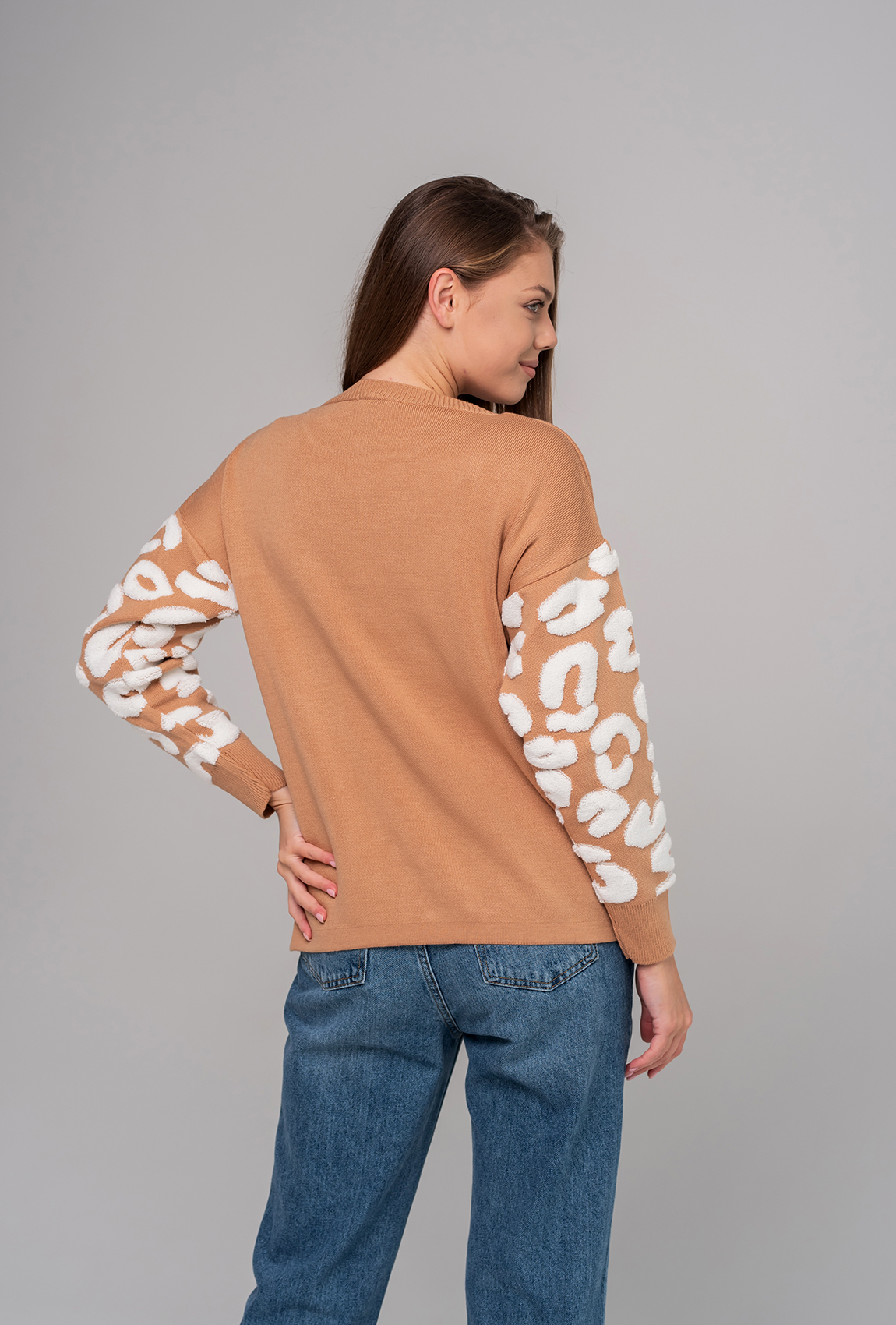 Бежевий светр рукав з декором — 661306. Maritel. Зображення 2 Бежевий светр рукав з декором — 661306. Maritel. Зображення 2