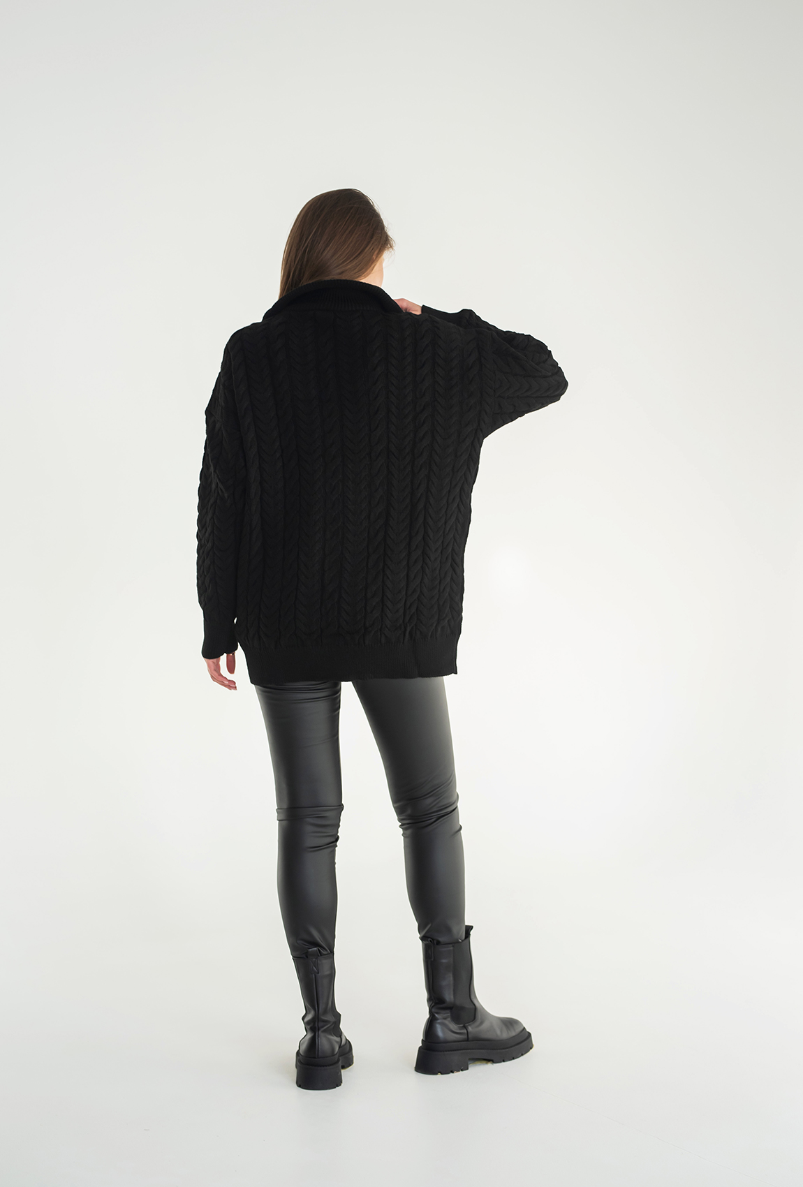 Чорний светр зі стійкою на блискавці — 240952. Maritel. Зображення 2 Чорний светр зі стійкою на блискавці — 240952. Maritel. Зображення 2