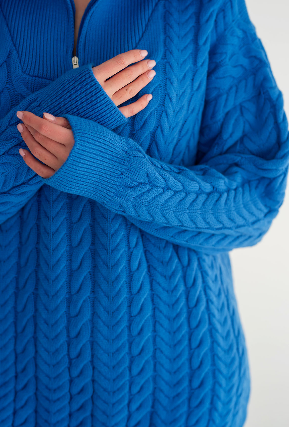 Синій светр зі стійкою на блискавці — 474353. Maritel. Зображення 2 Синій светр зі стійкою на блискавці — 474353. Maritel. Зображення 2