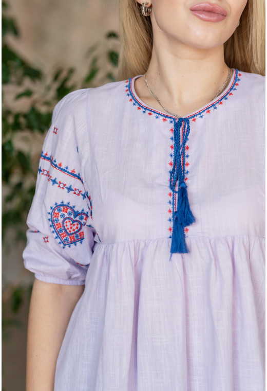 Лавандовая вышиванка с отрезной кокеткой — 938561. Maritel. Изображенние 2 Лавандовая вышиванка с отрезной кокеткой — 938561. Maritel. Изображенние 2