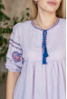 Лавандовая вышиванка с отрезной кокеткой — 938561. Maritel. Изображенние 2 Лавандовая вышиванка с отрезной кокеткой — 938561. Maritel. Изображенние 2