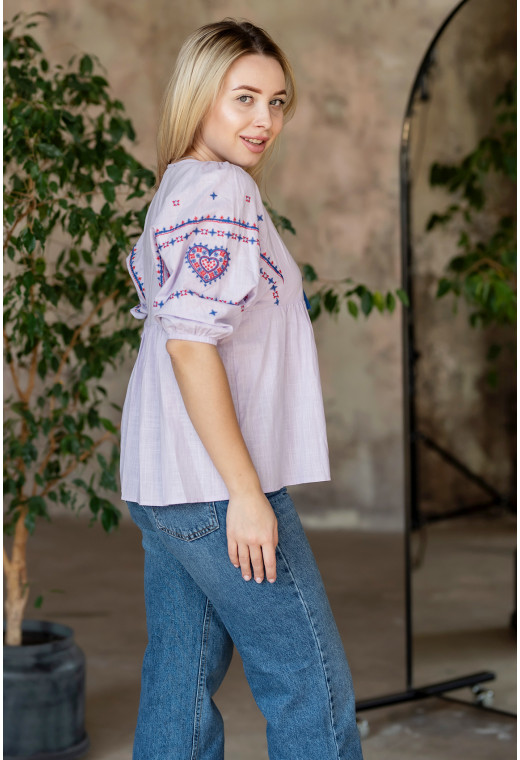Лавандовая вышиванка с отрезной кокеткой — 938561. Maritel. Изображенние 1 Лавандовая вышиванка с отрезной кокеткой — 938561. Maritel. Изображенние 1