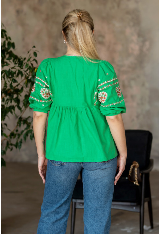 Зеленая вышиванка с отрезной кокеткой — 707866. Maritel. Изображенние 1 Зеленая вышиванка с отрезной кокеткой — 707866. Maritel. Изображенние 1