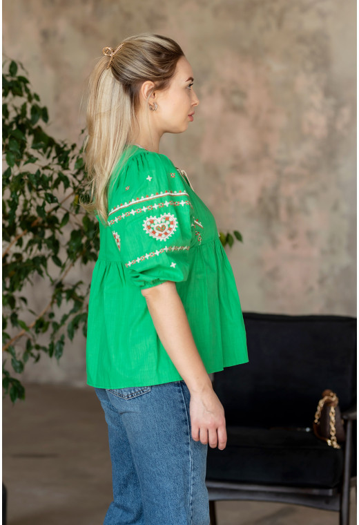 Зеленая вышиванка с отрезной кокеткой — 707866. Maritel. Изображенние 2 Зеленая вышиванка с отрезной кокеткой — 707866. Maritel. Изображенние 2