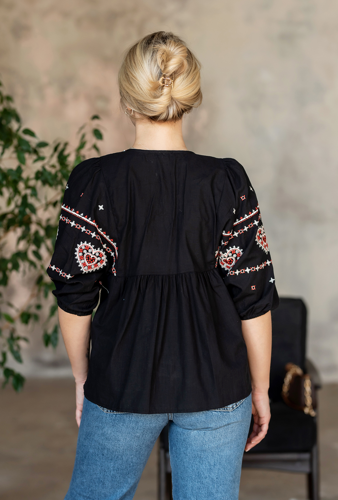 Черная вышиванка с отрезной кокеткой  —  172328. Maritel. Изображенние 3