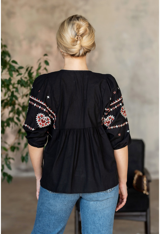 Черная вышиванка с отрезной кокеткой — 172328. Maritel. Изображенние 3 Черная вышиванка с отрезной кокеткой — 172328. Maritel. Изображенние 3