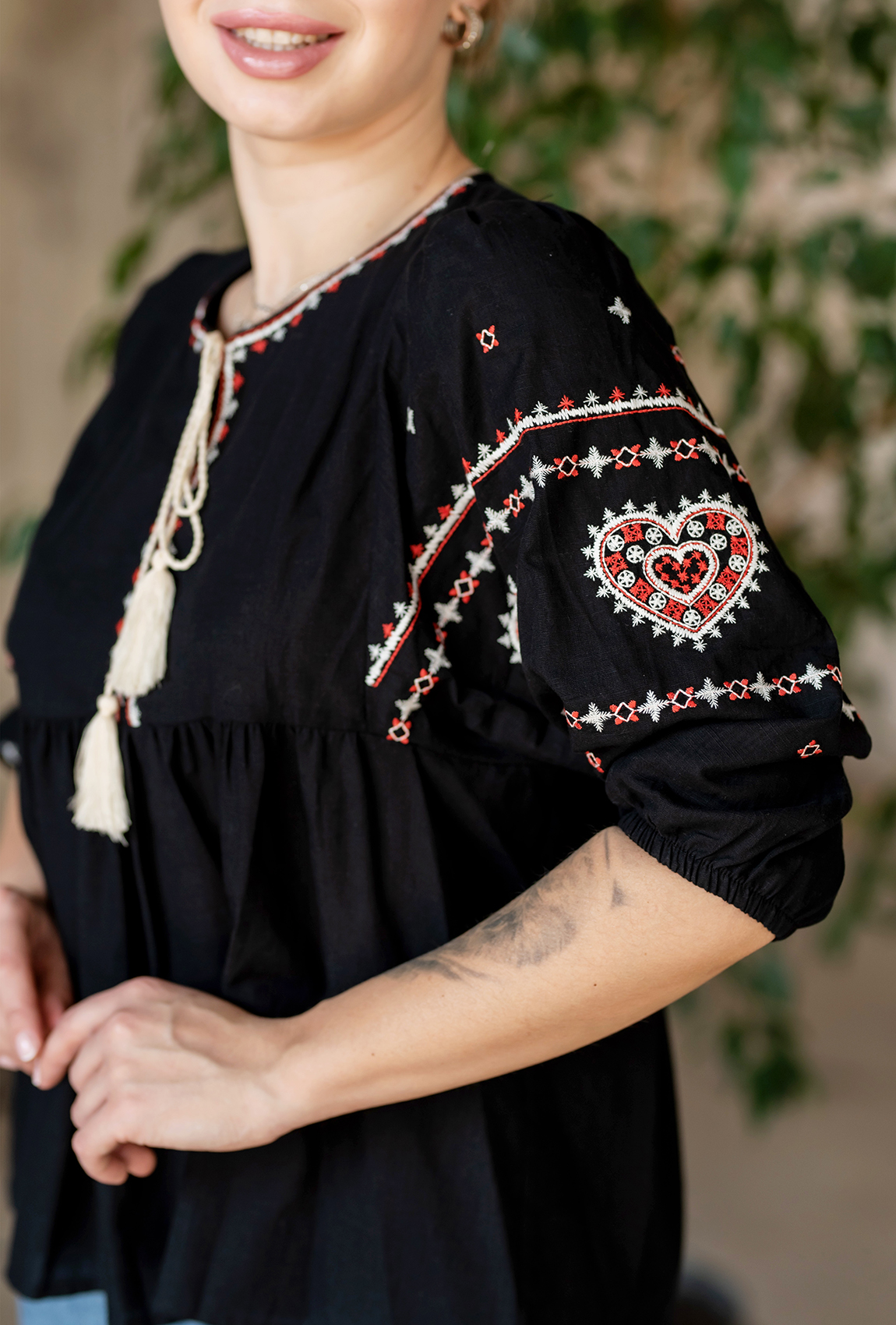 Черная вышиванка с отрезной кокеткой  —  172328. Maritel. Изображенние 2