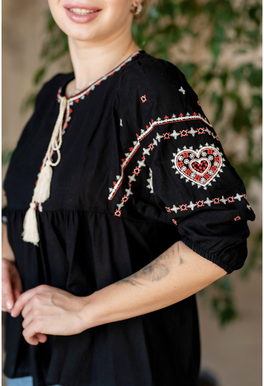 Черная вышиванка с отрезной кокеткой — 172328. Maritel. Изображенние 2 Черная вышиванка с отрезной кокеткой — 172328. Maritel. Изображенние 2