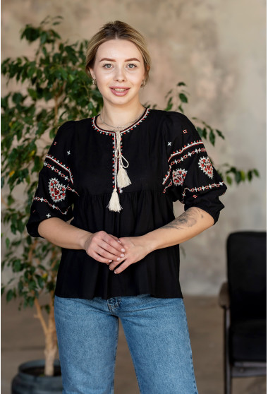 Черная вышиванка с отрезной кокеткой . Maritel. Изображенние 6