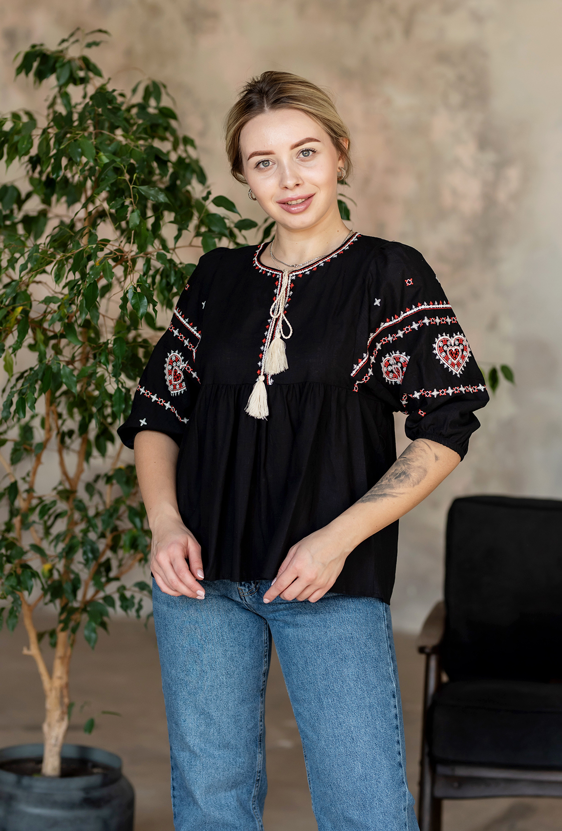 Черная вышиванка с отрезной кокеткой  —  172328. Maritel. Изображенние 1