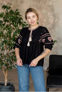 Чорна вишиванка з відрізною кокеткою. Maritel. Зображення 1 Чорна вишиванка з відрізною кокеткою. Maritel. Зображення 1